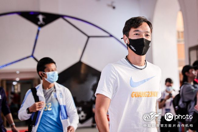 加上她性感的身段，行事的自由，始终一双高跟鞋穿戴，但涓滴不影响动作的形象。